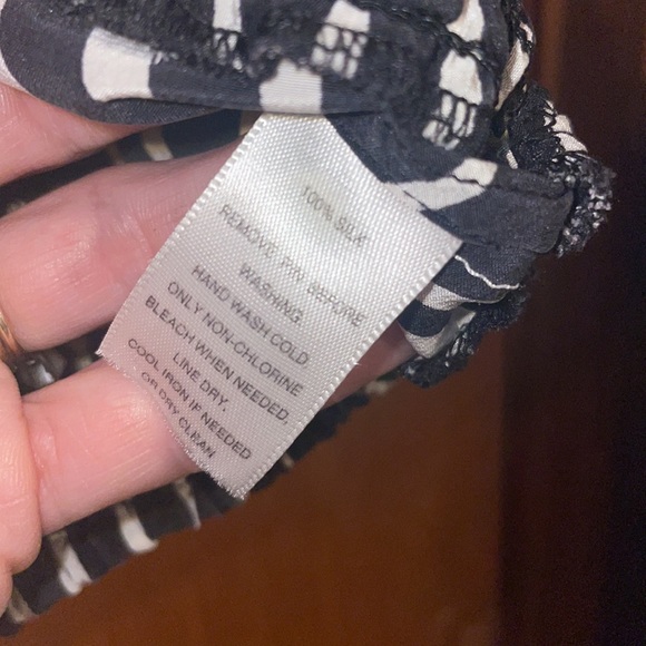 •WHITE HOUSE BLACK MARKET•BLACK/WHITE ZIG ZAG STRIPED 100% SILK BLOUSE SIZE MED - Picture 4 of 8